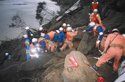 新潟中越地震(平成16年10月23日)出活動する緊急消防援助隊(東京消防庁提供)